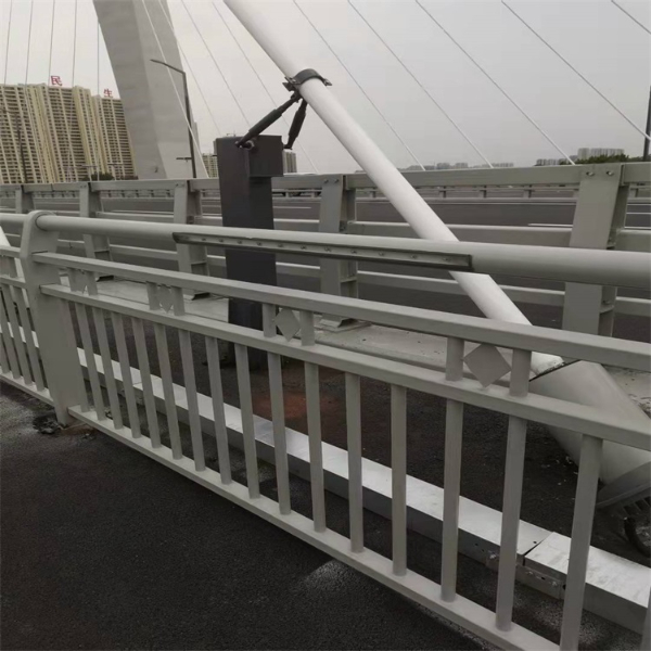 防撞护栏的特性适用在高速公路上